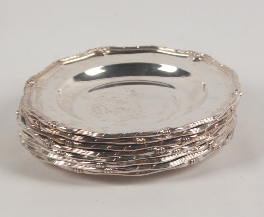 GROUP OF EIGHT 10" STERLING SILVER PLATES: GROUP OF EIGHT 10" STERLING SILVER PLATES WITH A SHELL AND ANCANTHUS VINE SHAPED FRIEZE; 10"DIA.; 126 TROY OZS.