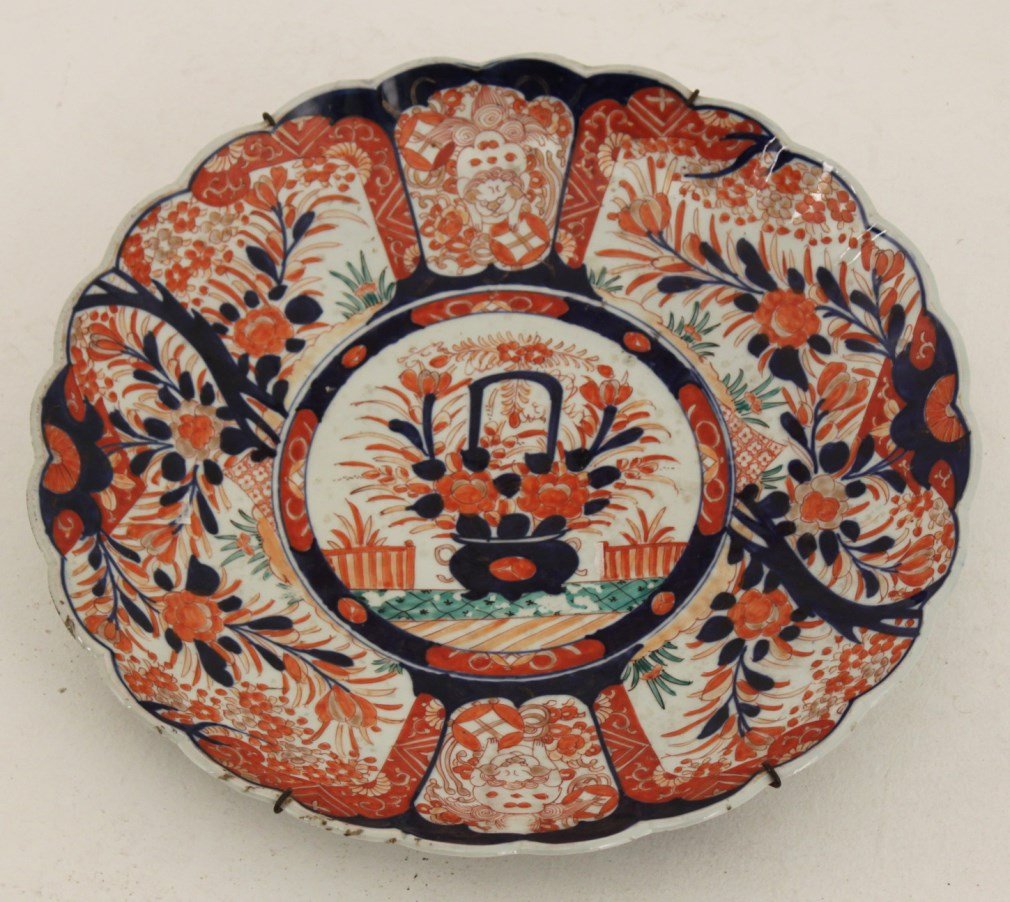 MEIJI PERIOD SCALLOPED SHAPED IMARI 16" CHARGER: MEIJI PERIOD SCALLOPED SHAPED IMARI 16" CHARGER HAVING A FLORAL CENTER RESERVE; 16"DIA.