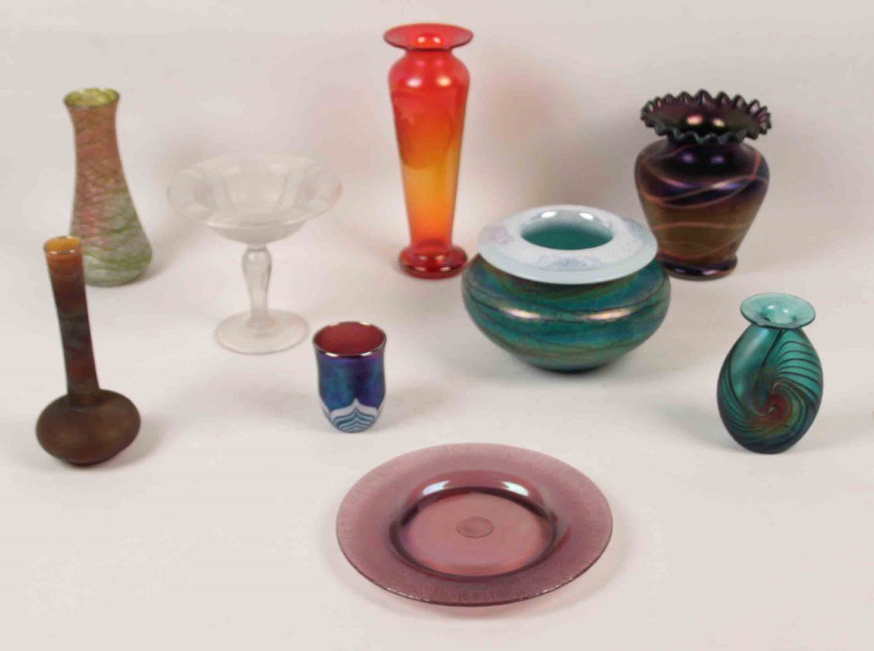9 PIECE MISCELLANEOUS LOT OF ART GLASS: 9 PIECE MISCELLANEOUS LOT OF ART GLASS INCLUDING A RED TO ORANGE OPALESCENT VASE WITH KNIGHT ON HORSEBACK RESERVE SIGNED ON REVERSE DE RENEE, A PURPLE VASE WITH MIRROR FINISH AND RUFFLE TOP SIGNED ON 