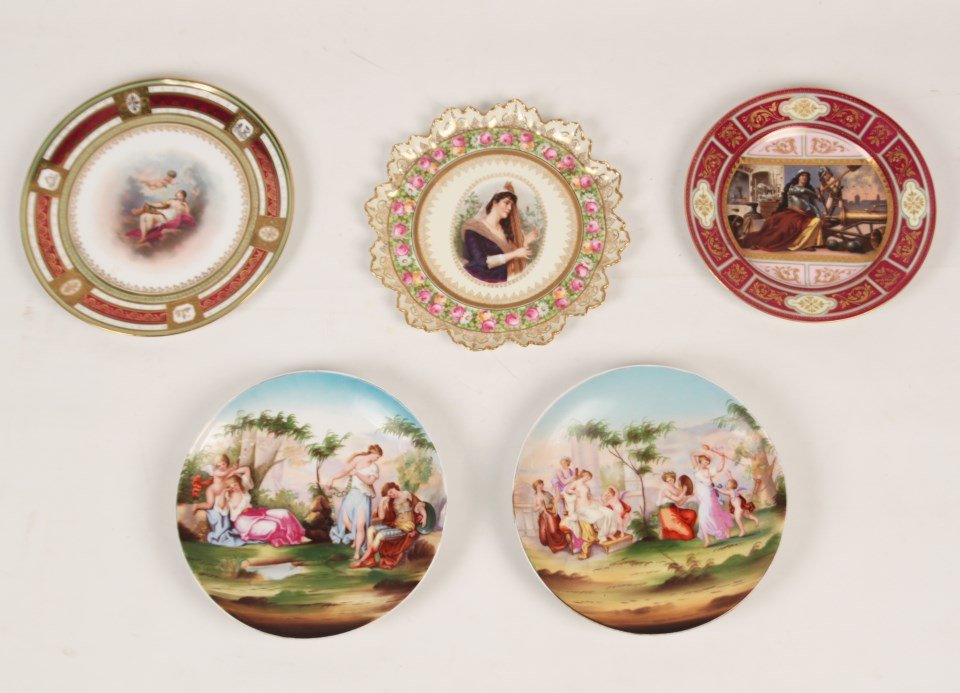 MISCELLANEOUS LOT OF 5 PLATES: MISCELLANEOUS LOT OF 5 PLATES INCLUDING OF A VERY FINE ROYAL VIENNA CABINET PLATE WITH BLUE BEEHIVE MARK UNDERGLAZE ON THE REVERSE READING "ERFINDUNG DES SCHIEFSPULBERS", ALONG WITH A PAIR OF LATER VI