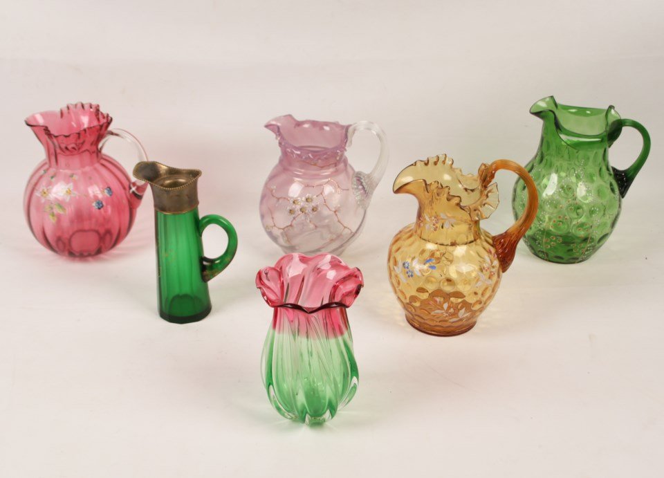 6 PIECE MISCELLANEOUS LOT OF GLASSWARE: 6 PIECE MISCELLANEOUS LOT OF GLASSWARE CONSISTING OF 5 PITCHERS (1 AMBER INVERTED THUMBPRINT A/F), ALONG WITH A GREEN TO CRANBERRY VASE