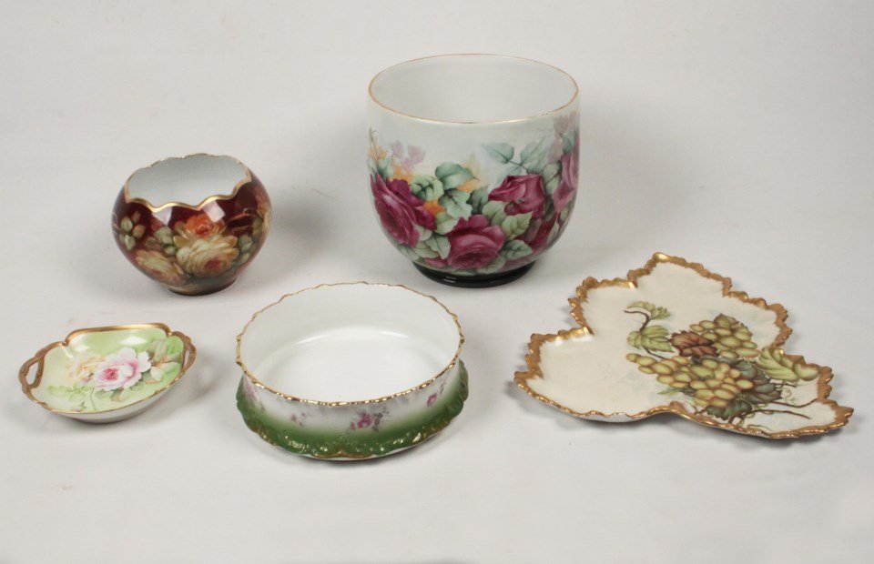 5 PIECE MISCELLANEOUS LOT OF EUROPEAN PORCELAIN: 5 PIECE MISCELLANEOUS LOT OF EUROPEAN PAINTED PORCELAIN INCLUDING A LARGE LEAF SHAPED GOLD RIMMED PLATE, 3 BOWLS, 1 LARGE FLORAL LIMOGES CACHE POT MARKED ON THE REVERSE E. STUBBERS 1914 LIMOGES, FRANC