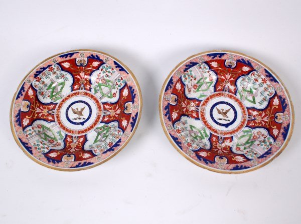 PAIR OF EARLY ENGLISH GOLD RIMMED PORCELAIN BOWLS: PAIR OF EARLY ENGLISH GOLD RIMMED PORCELAIN BOWLS HAVING CENTER RESERVE WITH BLUE CIRCULAR FRIEZE READING "MENTE MANUQUE" SURROUNDING AN EXTENDED WINGED BIRD PERCHED ON A ROPE, POSSIBLY WORCESTER, 18T