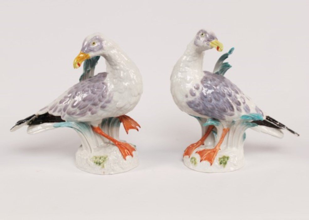 PAIR OF MEISSEN PORCELAIN FIGURES OF GULLS: PAIR OF MEISSEN PORCELAIN FIGURES OF GULLS ON A CONFORMING ROCAILLE DESIGNED PLINTH; 11"H