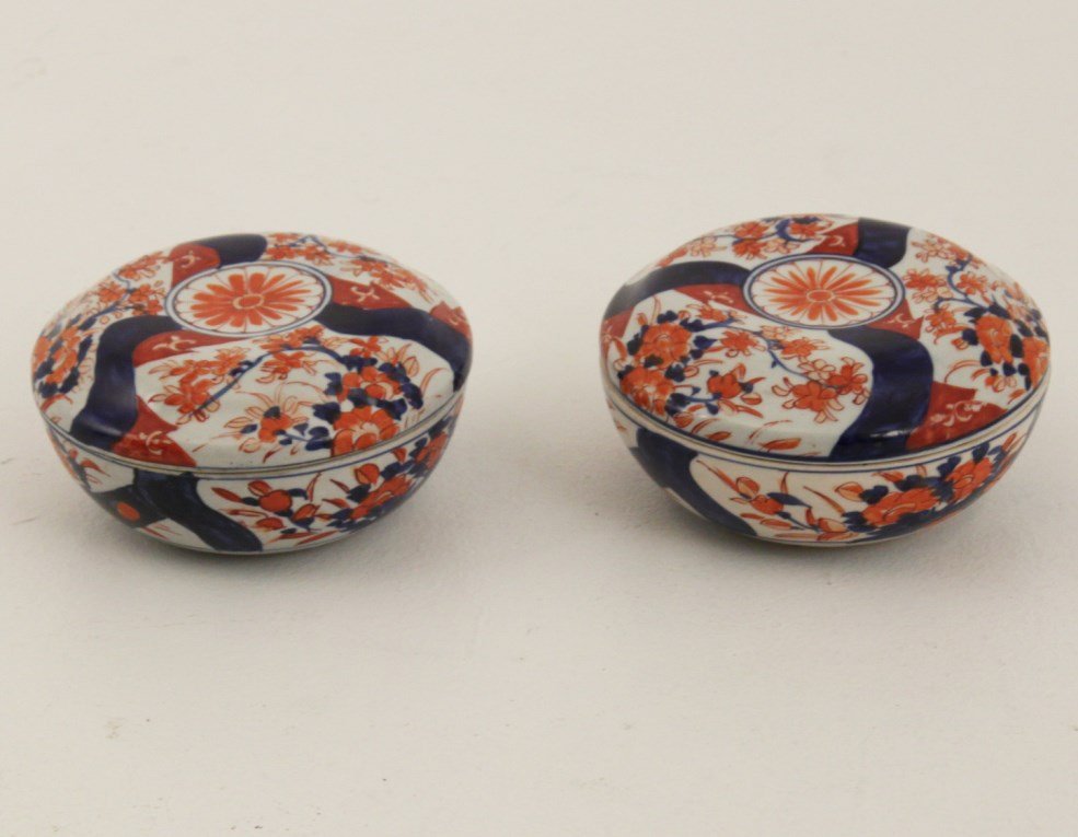 PAIF OF 19TH C. MULTI-COLORED IMARI COVERED RICE BOWLS: PAIF OF 19TH C. MULTI-COLORED IMARI COVERED RICE BOWLS; 3"H X 6"DIA.