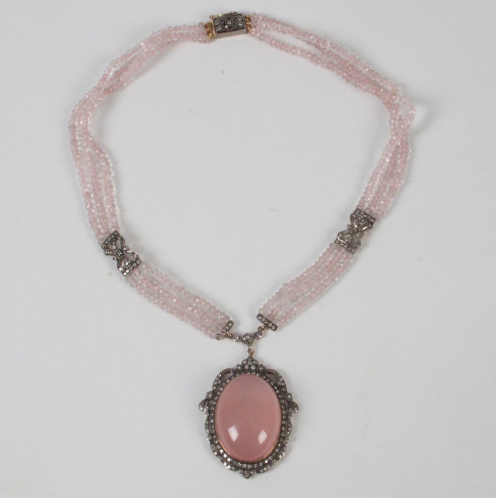 18K DIAMOND AND ROSE QUARTZ PENDANT NECKLACE: 18 GOLD DIAMOND AND ROSE QUARTZ PENDANT NECKLACE HAVING 2.857 CTW DIAMONDS AND 67 CTW ROSE QUARTZ