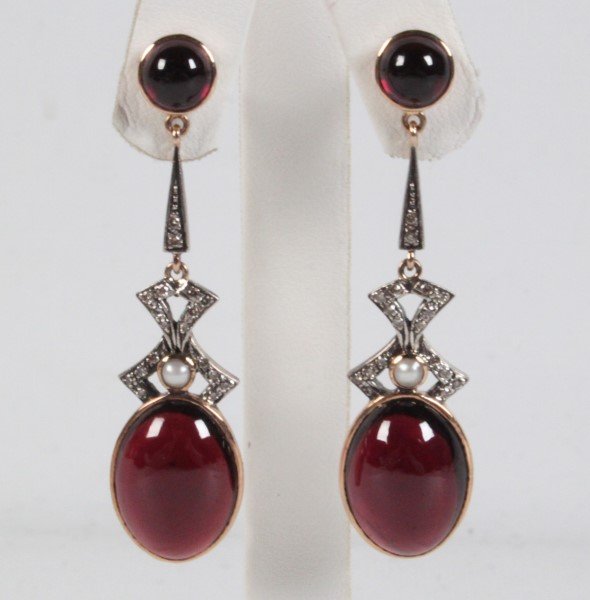 PAIR OF 18K GOLD DIAMOND AND GARNET DROP EARRINGS: PAIR OF 18K YELLOW GOLD DIAMOND AND GARNET DROP EARRINGS HAVING 0.34 CTW DIAMONDS AND 35.5 CTW GARNETS