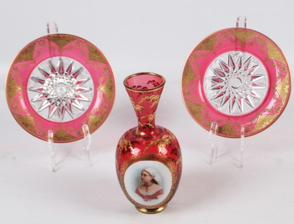 3 PIECE MISCELLANEOUS LOT OF GLASSWARE: 3 PIECE MISCELLANEOUS LOT CONSISTING OF A 10" MOSIER PORTRAIT VASE, ALONG WITH A PAIR OF 8.5" CRANBERRY, GOLD OVERLAY AND CUT CRYSTAL PLATES