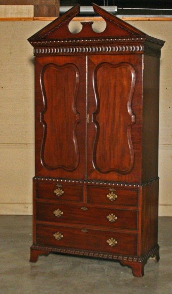 CHIPPENDALE STYLE ENGLISH MAHOGANY 2 PART LINEN PRESS: CHIPPENDALE STYLE ENGLISH MAHOGANY 2 PART LINEN PRESS HAVING ARCHITECTUAL BROKEN ARCH PEDIMENT, LATE 19TH C.; 90"H X 40"W X 20"D