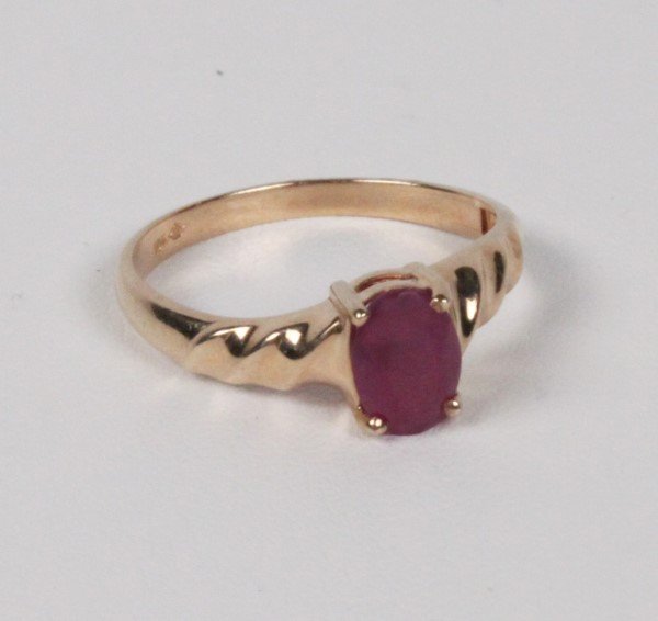 10K YELLOW GOLD RUBY LADIES RING: 10K YELLOW GOLD RUBY LADIES RING HAVING APPROX. 0.50 CT RUBY