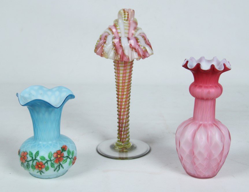 3 PIECE MISCELLANEOUS LOT OF HANDBLOWN ART GLASS: 3 PIECE MISCELLANEOUS LOT OF HANDBLOWN ART GLASS CONSISTING OF 2 QUILTED SATIN GLASS VASES, ALONG WITH A MULTI-COLORED AMERICAN THREADED HAND BLOWN JACK-IN-THE-PULPIT VASE; 9.75"H JACK-IN-THE PULPIT V