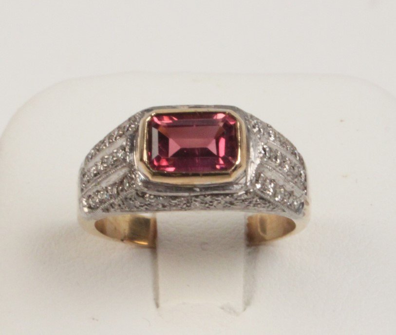 18K DIAMOND AND PINK TOURMALINE RING: 18KYELLOW GOLD DIAMOND AND PINK TOURMALINE RING HAVING 0.565 CTW DIAMONDS AND 1.065 CT TOURMALINE