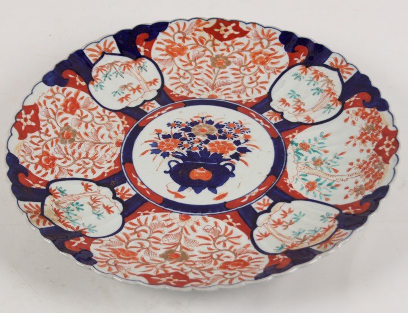 18.5" IMARI RIBBED CHARGER: EXCEPTIONAL 18.5" IMARI RIBBED CHARGER, MEIJI PERIOD; 18.5" DIA.