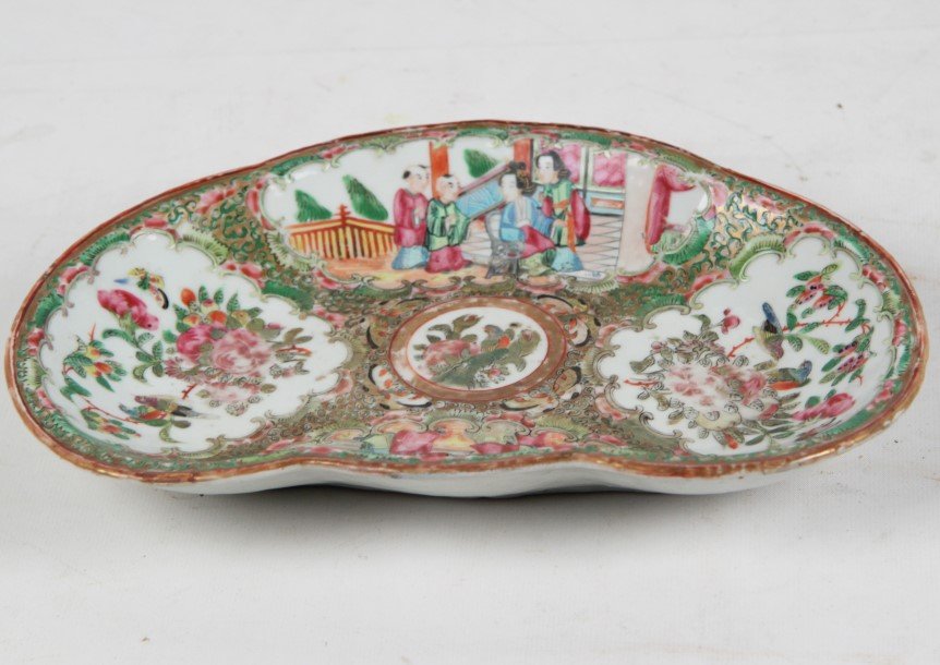 19TH C. TRI-LOBED ROSE MEDALLION SHAPED DISH: 19TH C. TRI-LOBED ROSE MEDALLION SHAPED DISH; 10" X 8" SIGHT