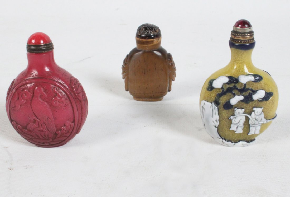 GROUP OF 3 CHINESE SNUFF BOTTLES: GROUP OF 3 CHINESE SNUFF BOTTLES CONSISTING OF A YELLOW SNOWFLAKE PEKING GLASS SNUFF BOTTLE WITH BLUE AND WHITE OVERLAY OF CHILDREN HERDING OXEN 1850-1920, A TIGERS EYE SNUFF BOTTLE EMBELLISHED WITH 2