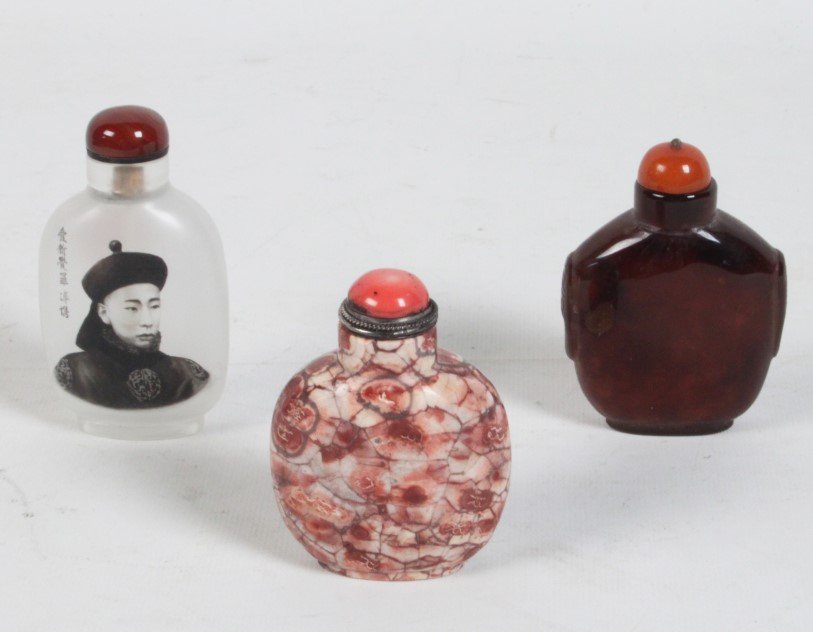 GROUP OF 3 CHINESE SNUFF BOTTLES: GROUP OF 3 CHINESE SNUFF BOTTLES CONSISTING OF A CHINESE INSIDE PORTRAIT SNUFF BOTTLE OF CHINESE OFFICIAL AND SIGNED BY FAMOUS ARTIST MA SHAO X SOON IN THE END OF THE QUIN DYNASTY 1915-1940, AN AGATE 