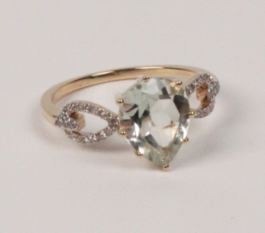 14K DIAMOND AD GREEN AMETHYST RING: 14K YELLOW GOLD DIAMOND AND GREEN AMETHYST RING HAVING 2.05 CT GREEN AMETHYST AND 0.10 CTW DIAMONDS