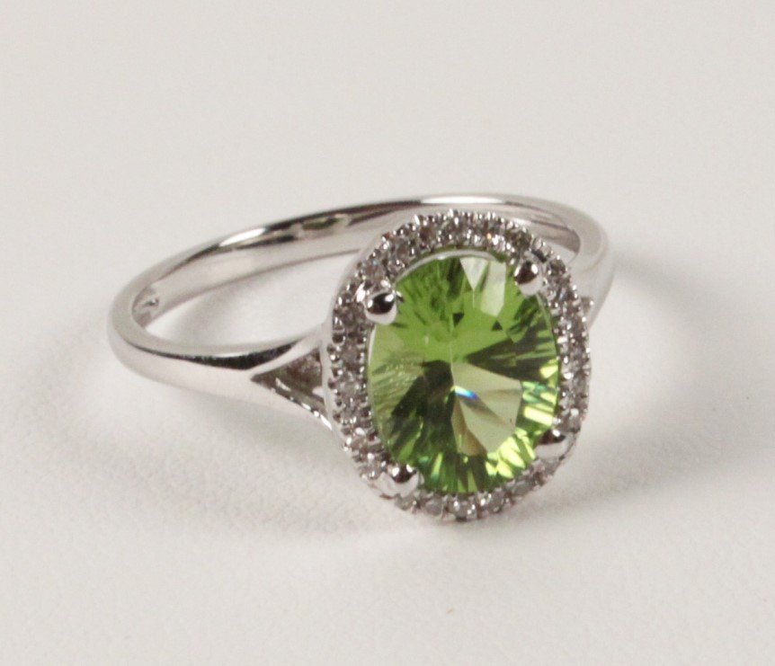 14K WHITE GOLD DIAMOND AND PERIDOT RING: 14K WHITE GOLD DIAMOND AND PERIDOT RING HAVING 0.11 CTW DIAMONDS AND 1.80 CT PERIDOT