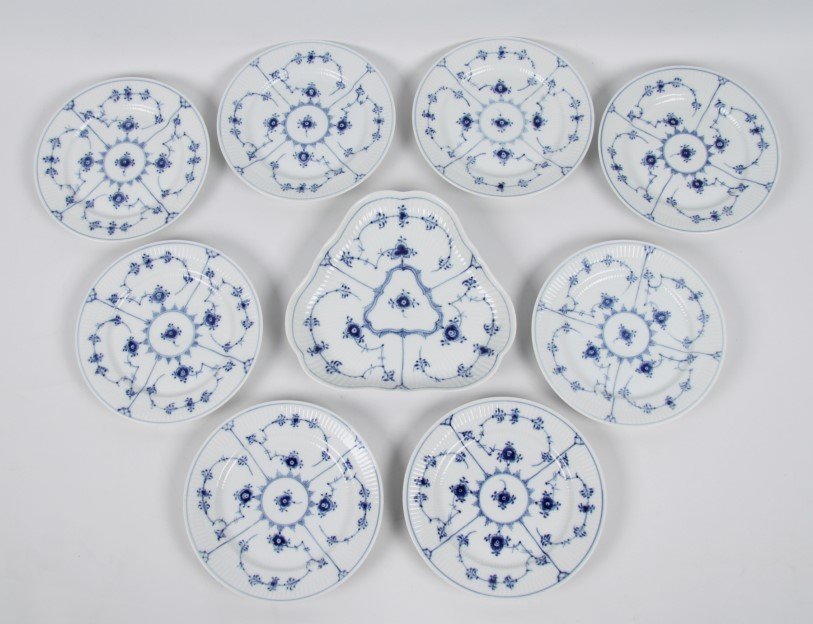 9 PIECES OF ROYAL COPENHAGEN: 9 PIECES OF ROYAL COPENHAGEN CONSISTING OF 8 - 8" PLATES AND 1 TRI-LOBED SHAPED DISH