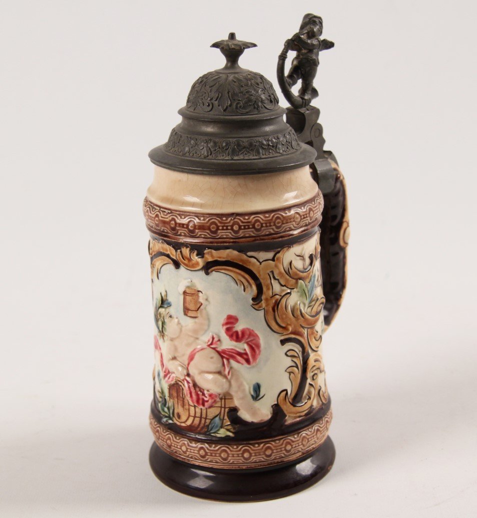 HALF LITER GERMAN STEIN WITH CHERUB DRINKING BEER (1 of 3)