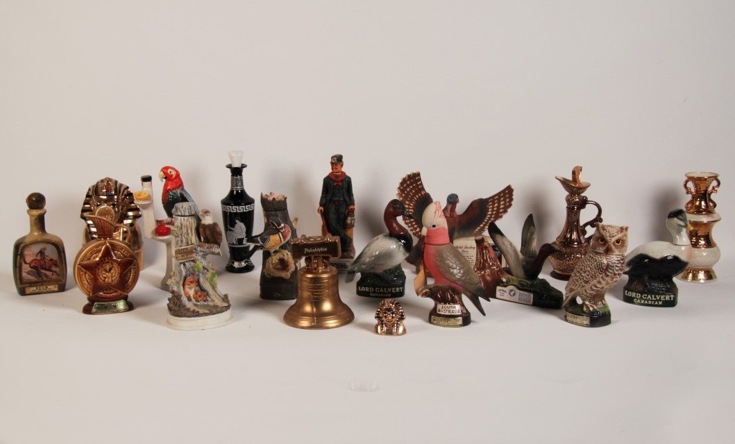 LOT OF MISCELLANEOUS DECORATIVE WHISKEY BOTTLES (1 of 4)