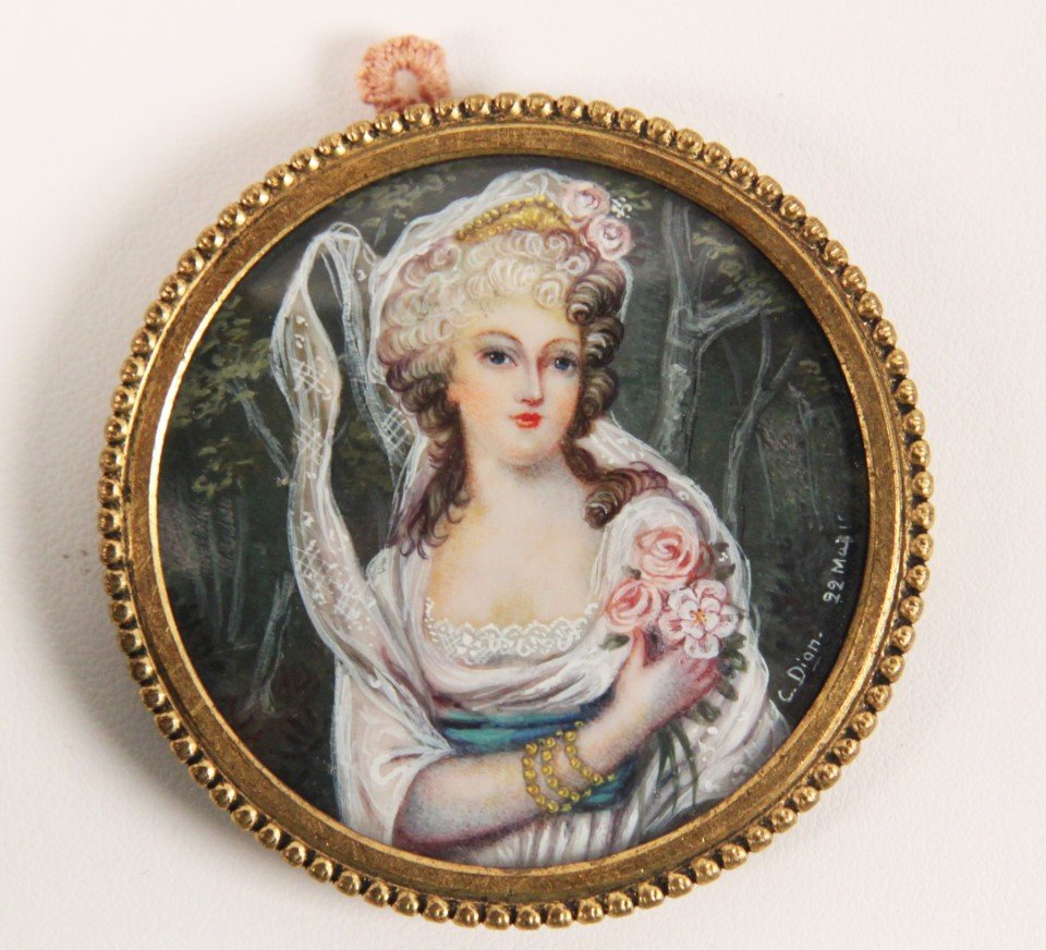 SIGNED MINIATURE OVAL PORTRAIT OF LADY: SIGNED MINIATURE OVAL PORTRAIT OF LADY