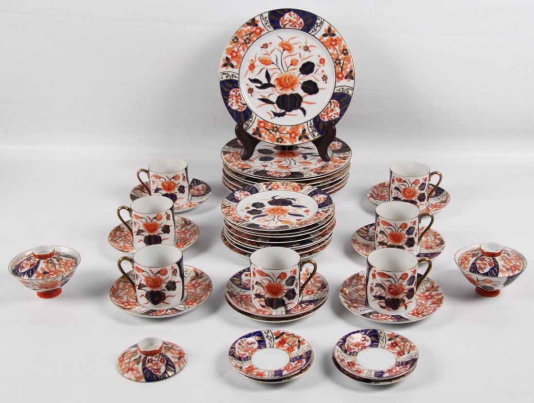 36 PIECE IMARI DECORATE JAPANESE DINNER SERVICE (1 of 2)