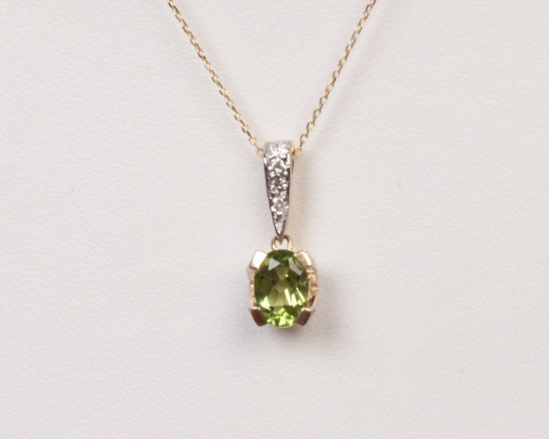 14K PERIDOT AND DIAMOND PENDANT NECKLACE: 14K YELLOW GOLD PERIDOT AND DIAMOND PENDANT NECKLACE HAVING 0.11 CTW DIAMONDS AND 0.60 CT PERIDOT; 7MM X 5MM OVAL PERIDOT