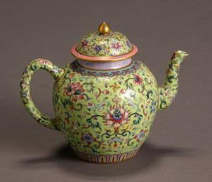 1072: Chinese 'Famille Rose' Green Ground Teapot Daogua