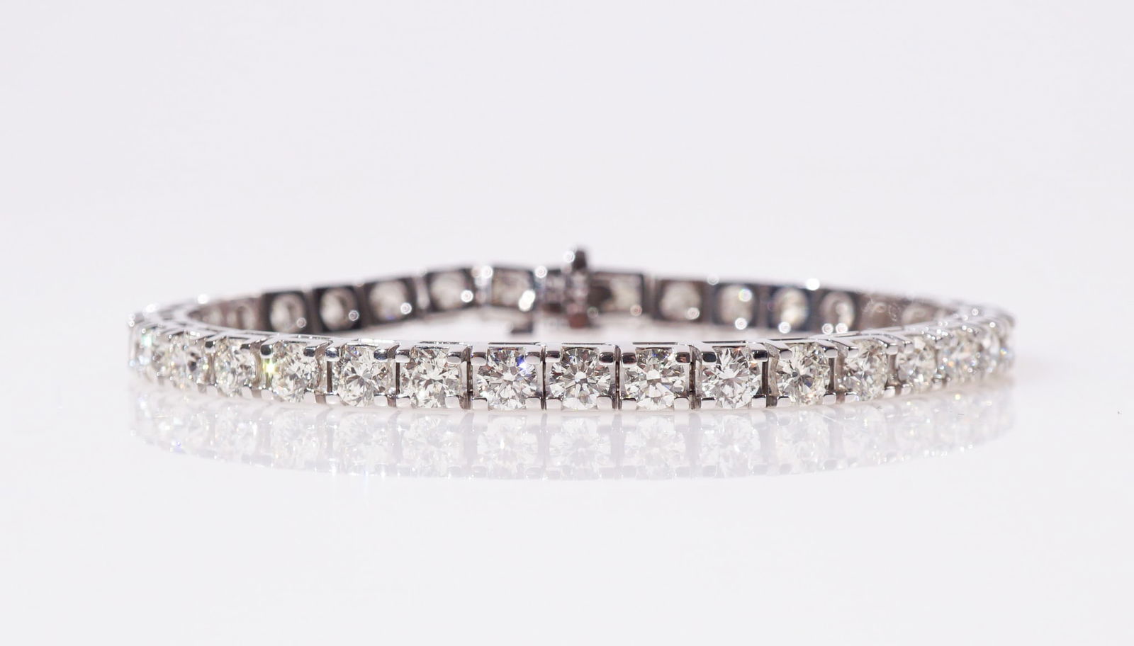 14-Karat White-Gold and Diamond Bracelet, Gross weight: 13 dwt., Length: 7-1/8 in (18.1 cm) (1 of 3)