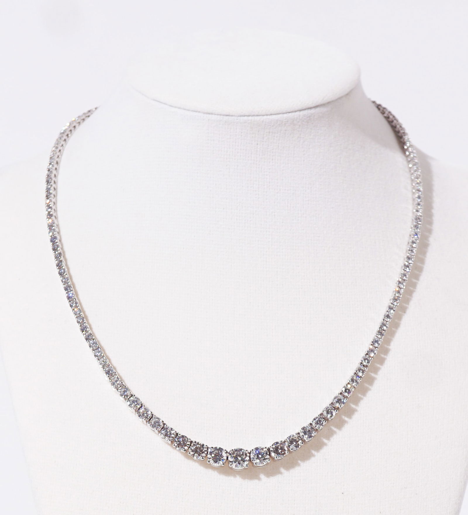 14-Karat White-Gold and Diamond Rivi?re Necklace, Gross weight: 15.7 dwt., Length: 16 in (40.6 cm): 14-Karat White-Gold and Diamond Rivière NecklaceSet with one hundred thirty-three round brilliant-cut diamonds weighing approximately 10 carats.Gross weight: 15.7 dwt.Length: 16 in (40.6 cm)