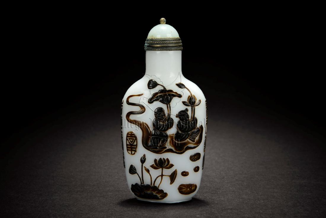 BROWN OVERLAY WHITE GLASS SNUFF BOTTLE (1 of 5)