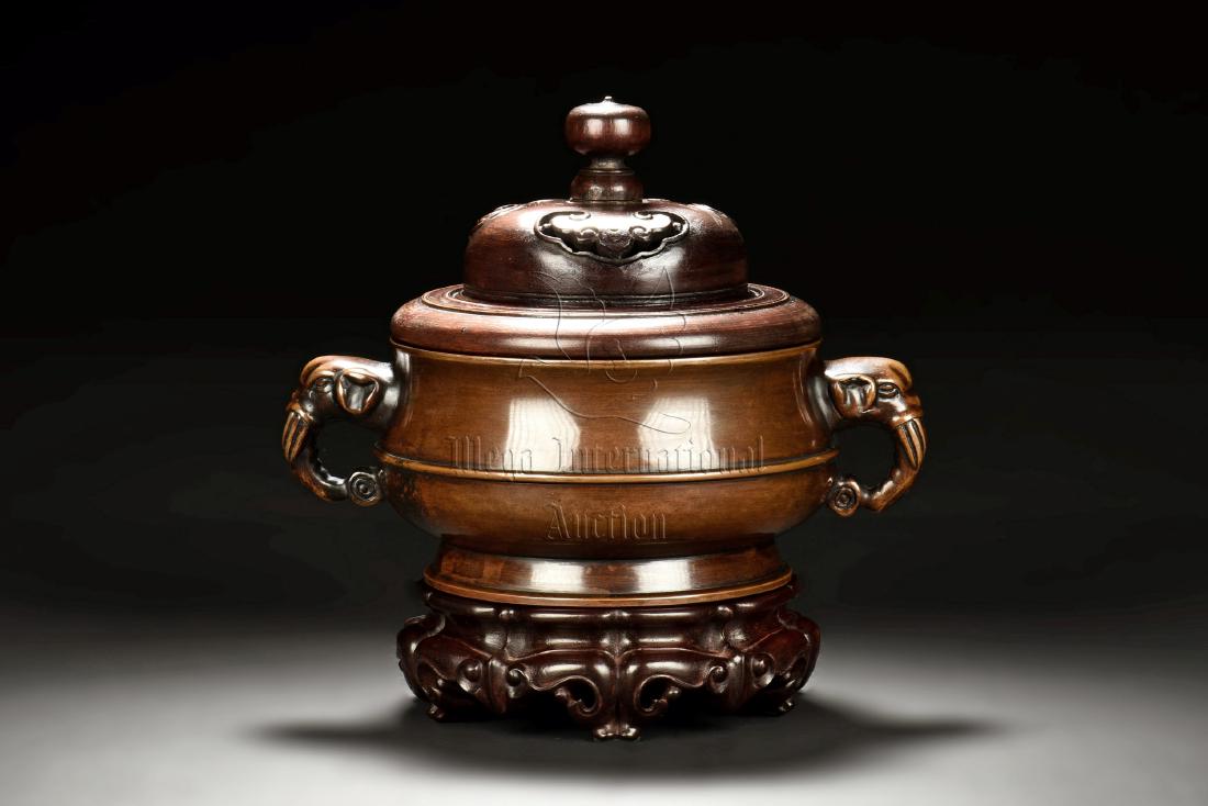 MAGNIFICENT AND RARE BRONZE CENSER WITH ELEPHANT: Ming Dynasty period. Inner Rim Diameter: 5 3/4 in (14.6 cm) Outer Rim Diameter: 6 3/4 in (17.1 cm) Body Diameter: 7 3/4 in (19.7 cm) Height: 9.5cm, Weight: 3814g Chinese archaic bronze culture started