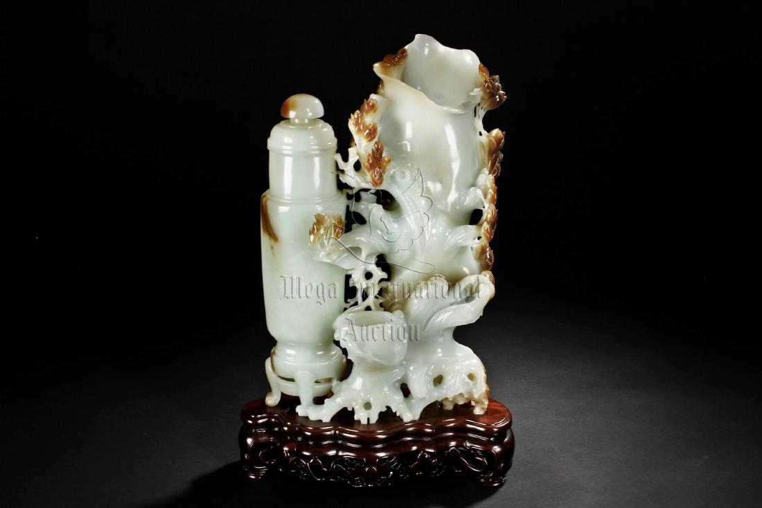 A WHITE JADE CARVED "FLOWERS" LINKED VASE (1 of 18)
