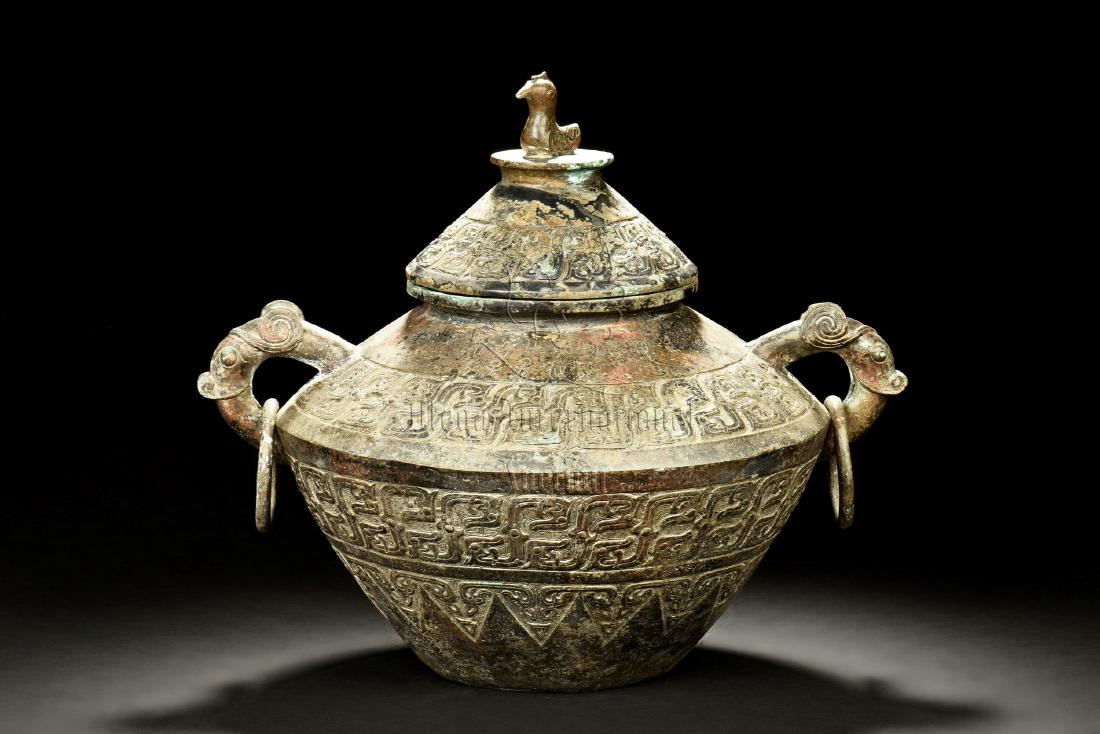 ARCHAIC BRONZE CAST JAR WITH HANDLES AND LID (1 of 11)