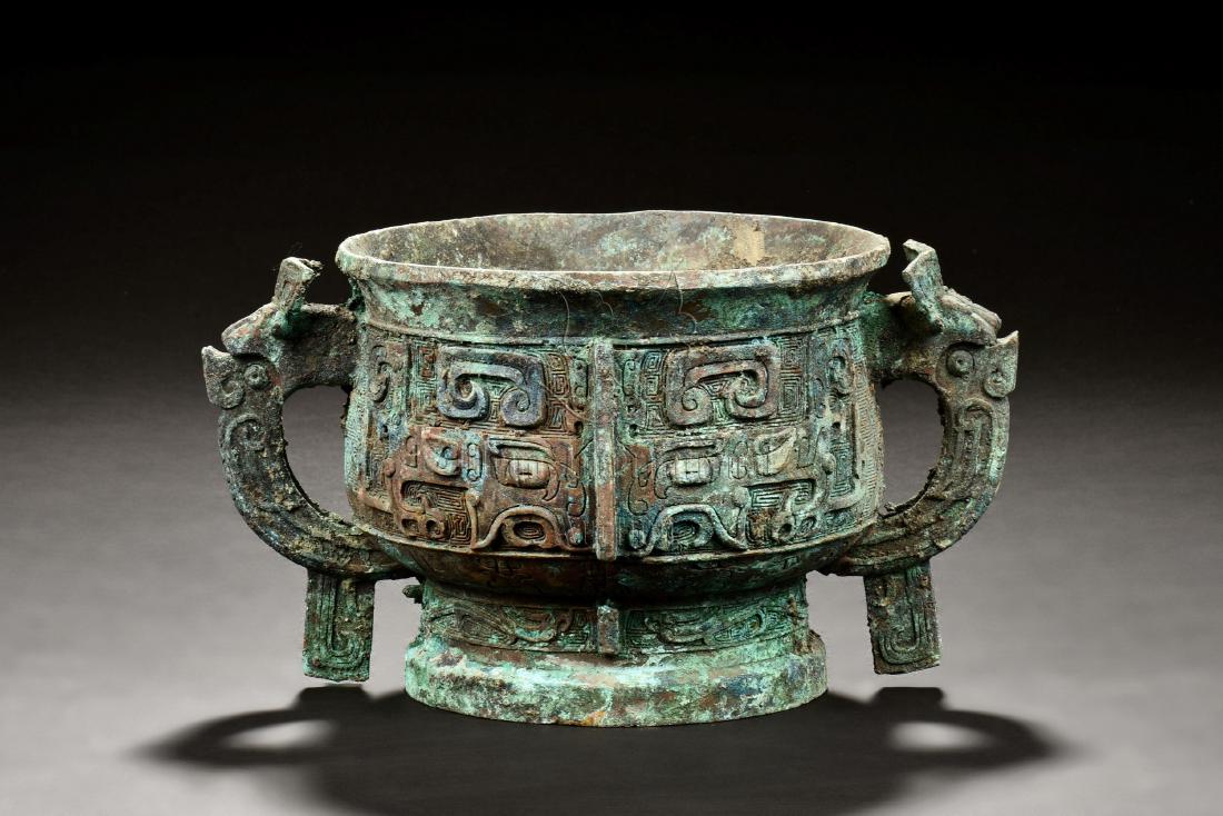 ARCHAIC BRONZE RITUAL VESSEL, GUI (1 of 10)