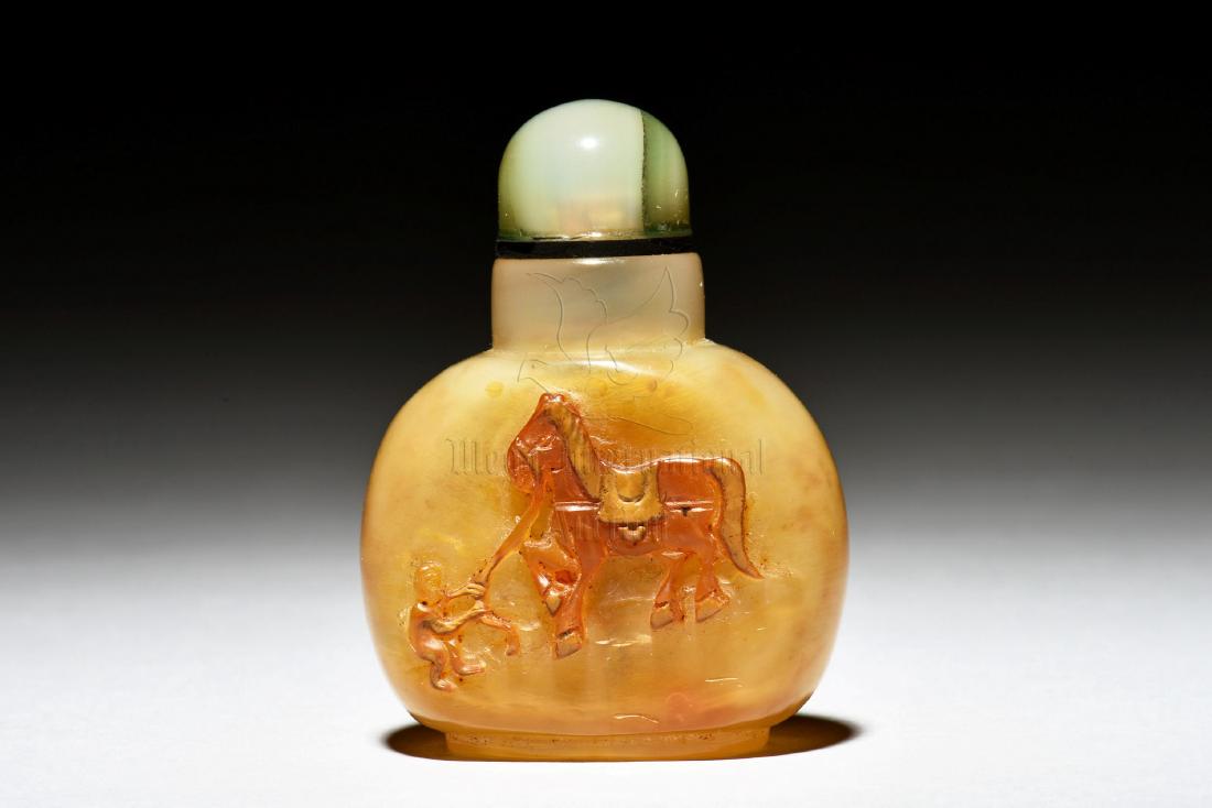 AMBER CARVED 'HORSE' SNUFF BOTTLE (1 of 8)
