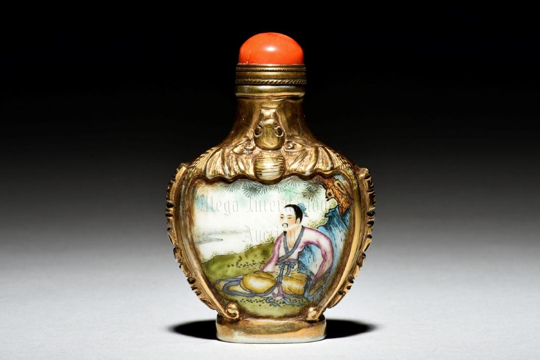 GLASS AND OVERLAY SNUFF BOTTLE (1 of 9)