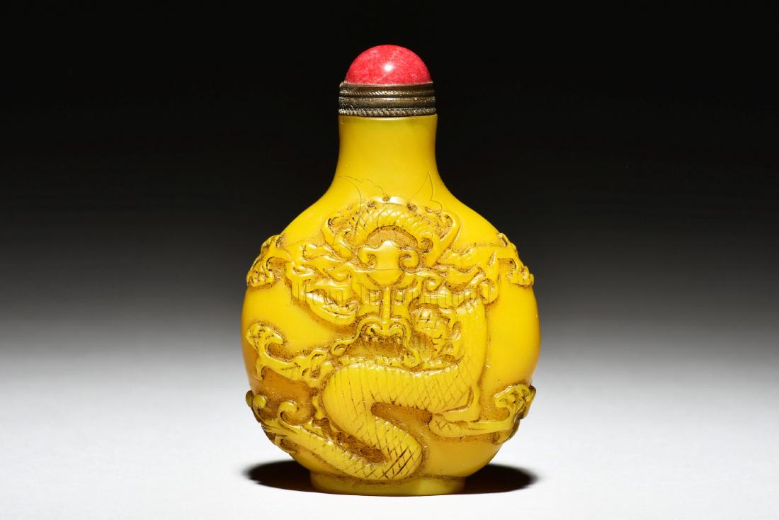 YELLOW GLASS CARVED 'DRAGON' SNUFF BOTTLE (1 of 8)