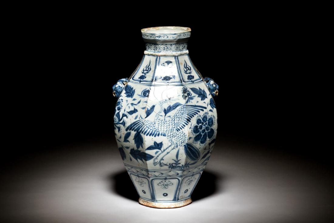BLUE AND WHITE OCTAGONAL 'MYTHICAL BEASTS' VASE (1 of 10)