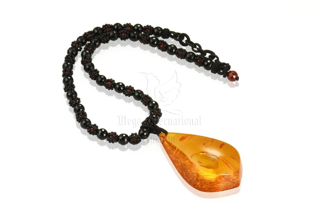 AMBER PENDANT WITH AGATE NECKLACE (1 of 10)