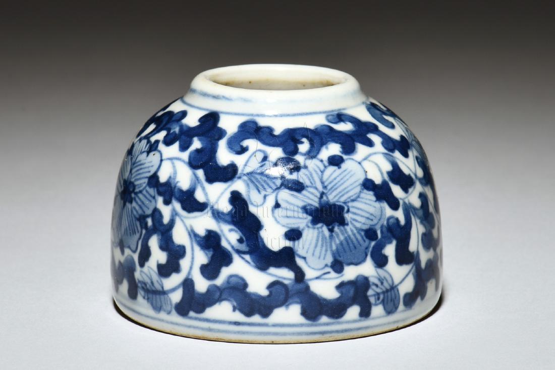 BLUE AND WHITE 'FLOWERS' SPITTOON (1 of 5)