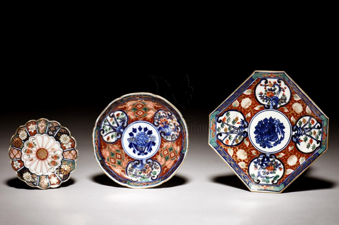 THREE JAPANESE IMARI PLATES (1 of 11)