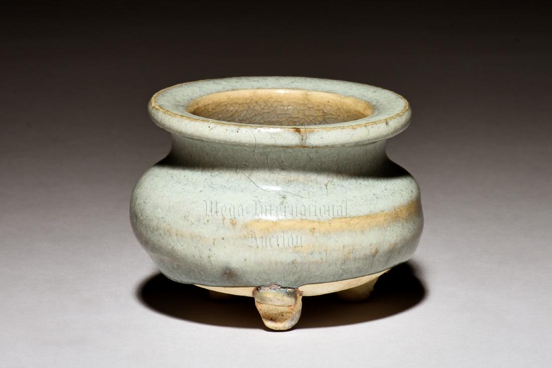 LONGQUAN WARE TRIPOD CENSER (1 of 8)
