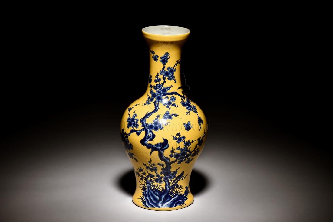 BLUE AND WHITE 'FLOWERS AND BIRDS' YELLOW GROUND VASE (1 of 8)