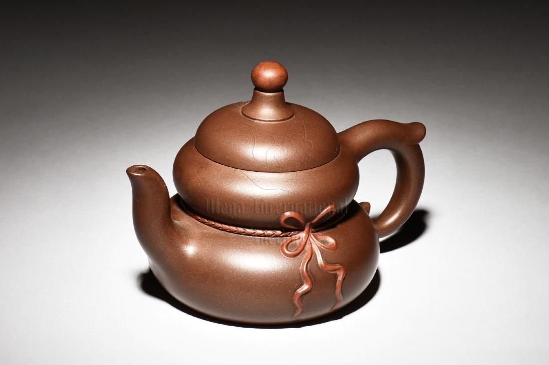 YIXING ZISHA 'DOUBLE GOURD' TEAPOT (1 of 8)