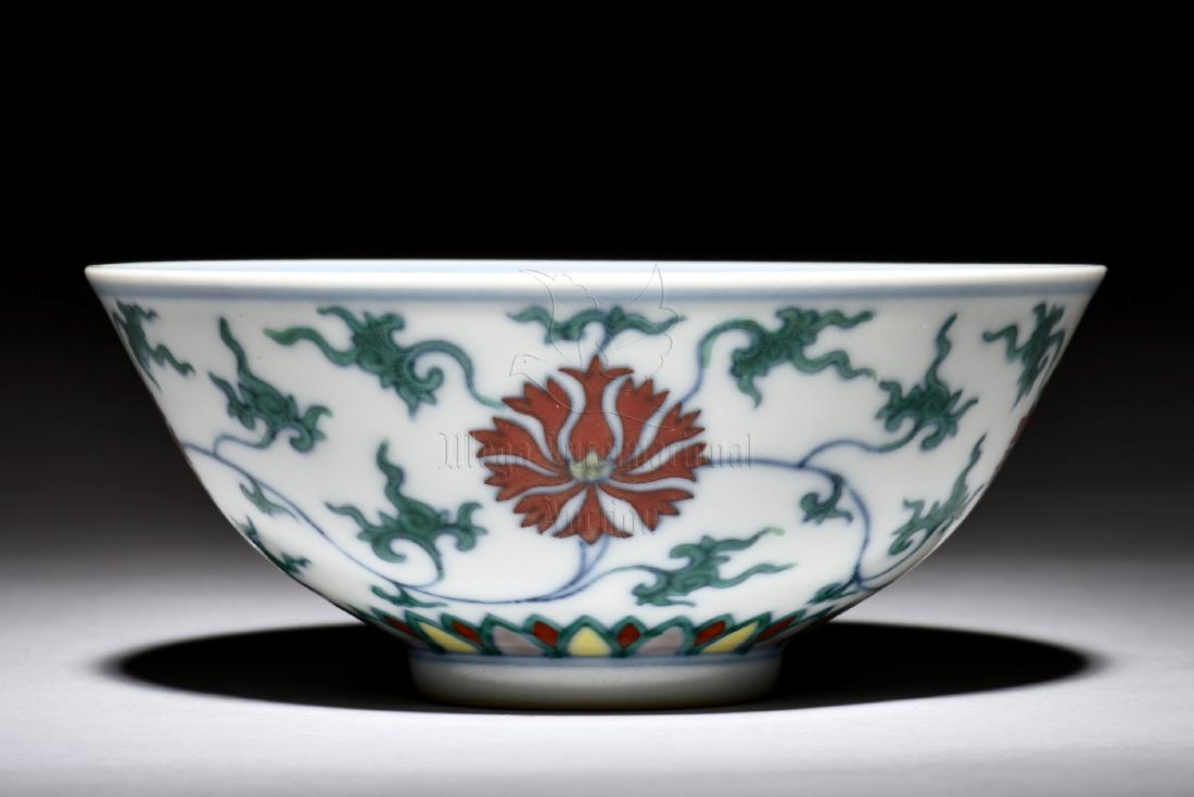 FAMILLE ROSE 'FLOWERS' BOWL: The famille rose bow depicts red flowers and green vines on the exterior, bottom bears six character QIANLONG reign mark. Diameter:5 3/4 in(14.5cm) Height:2 1/2 in(6.4cm) 粉彩紅Ŏ