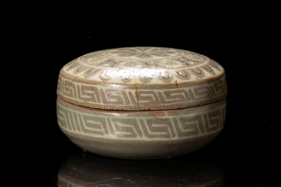 KOREAN CELADON GLAZED SMALL BOX WITH COVER (1 of 4)