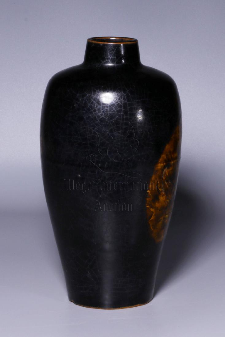 BLACK GLAZED VASE, MEIPING (1 of 5)