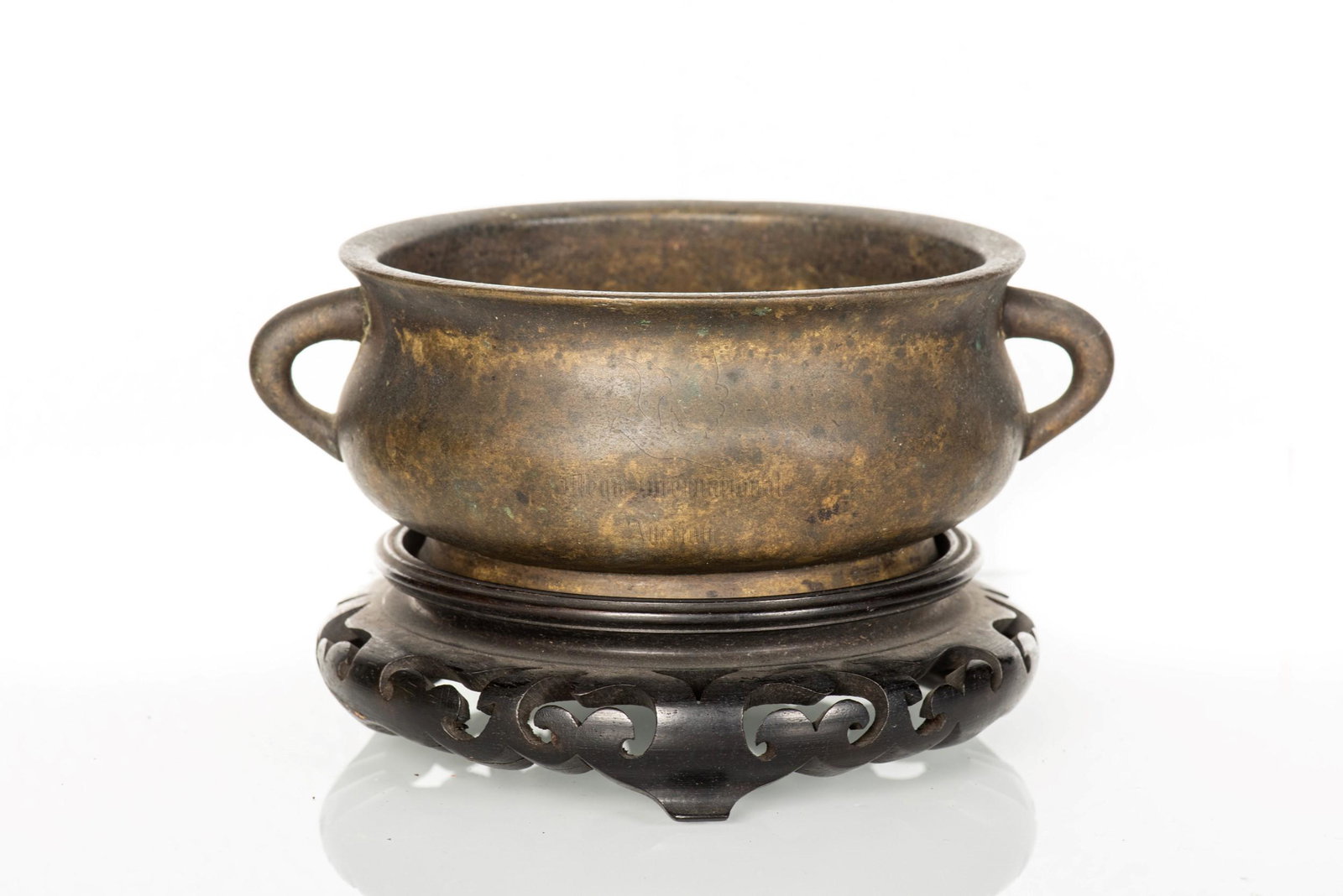 A GILT BRONZE CENSER XUANDE MARK TO BASE: A gilt bronze censer. Xuande mark to base, Ming/Qing Dynasty. Diameter: 4 3/4 in (12.0 cm) 香爐